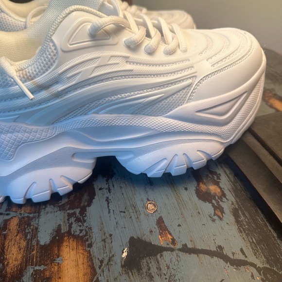 NEW Stylish White Women's Sneakers - Picture 3 of 6